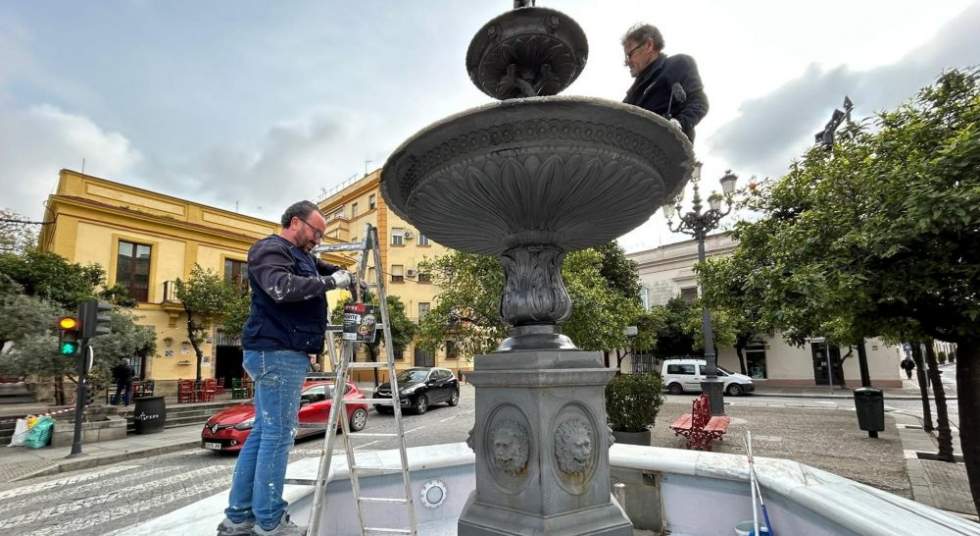 Trabajos de mantenimiento en la fuente de Santiago