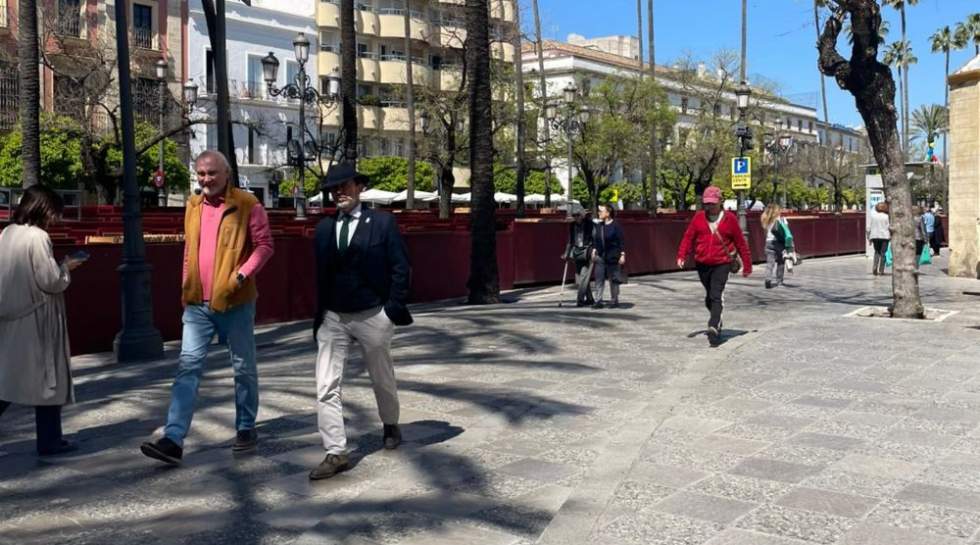 Transe&uacute;ntes caminando por Jerez