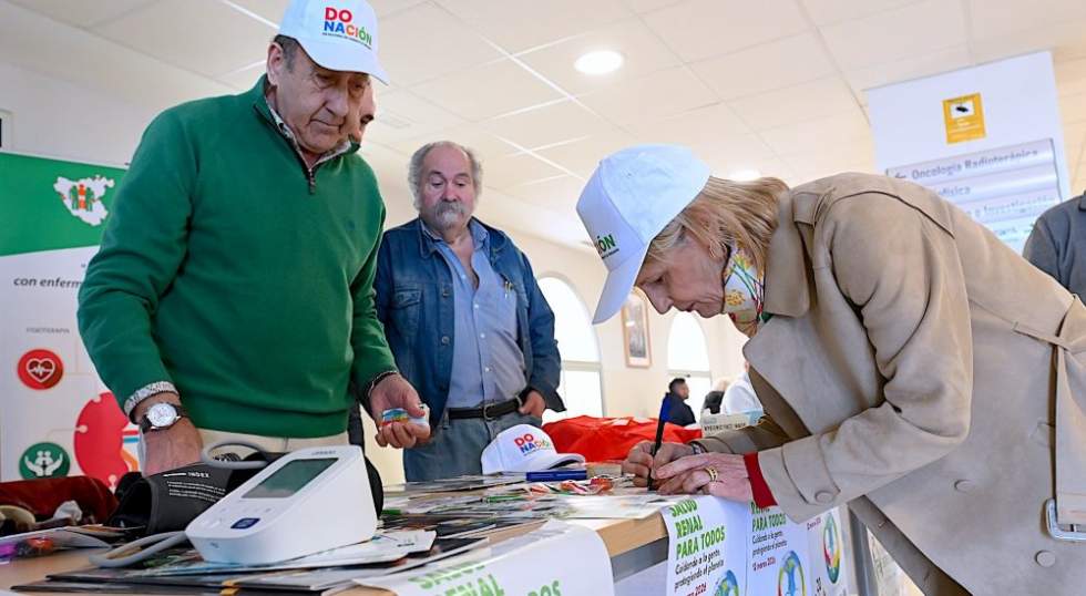 La alcaldenas visita la mesa informativa de ALCER