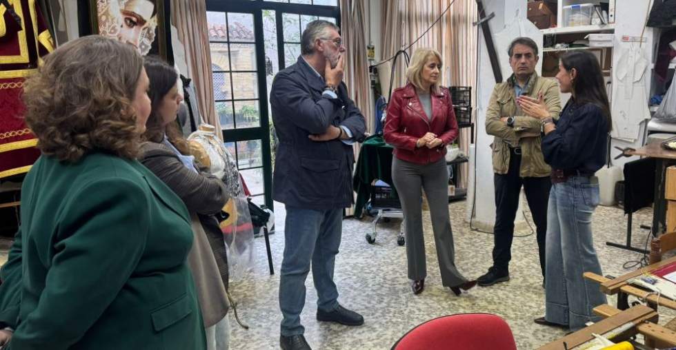 Dirigentes populares reivindican el valor del arte sacro tras visitar un taller de bordados