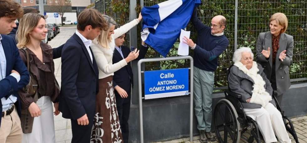 La alcaldesa de Jerez, Mar&iacute;a Jos&eacute; Garc&iacute;a-Pelayo, junto a la familia de Antonio G&oacute;mez Moreno en el descubrimiento de la calle que la ciudad le ha dedicado en el Pelir&oacute;n.