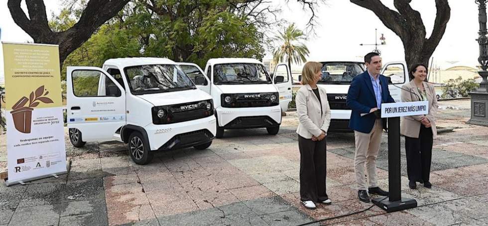 El teniente de alcaldesa de Coordinaci&oacute;n de Servicios P&uacute;blicos y Medio Ambiente en el Ayuntamiento de Jerez de la Frontera (C&aacute;diz), Jaime Espinar, presentando los tres veh&iacute;culos recolectores 100% el&eacute;ctricos para el centr
