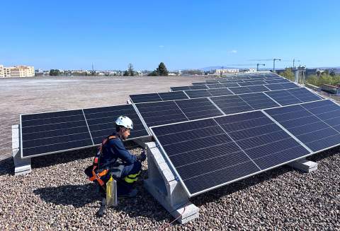 Jerez acelera su transici&oacute;n energ&eacute;tica con la instalaci&oacute;n de placas solares en edificios municipales