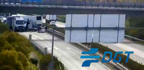 El choque de dos camiones interrumpe la circulaci&oacute;n en la A-4 a su paso por Jerez