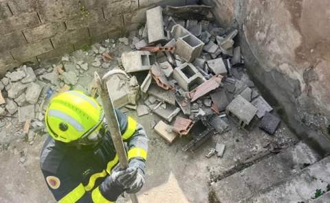 Dos heridos tras el derrumbe de un tejado en la calle Cuesta de San Telmo