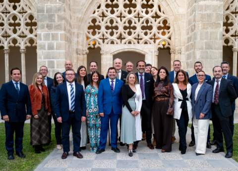 Mar&iacute;a Zarzuela formaliza su primer encuentro con los Hermanos Mayores de Jerez de cara a las elecciones de la Uni&oacute;n de Hermandades