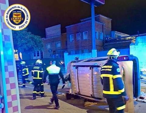 Un conductor evacuado al hospital tras un aparatoso vuelco en la Avenida de Europa