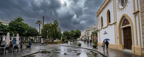 Semana de contrastes en Jerez: del fuerte viento de levante a la llegada de las lluvias