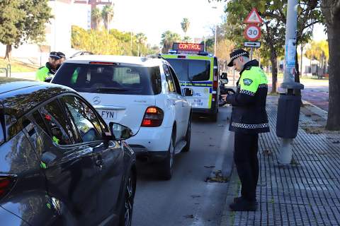 La Polic&iacute;a Local intensifica los controles en barriadas y distritos para reforzar la seguridad vial