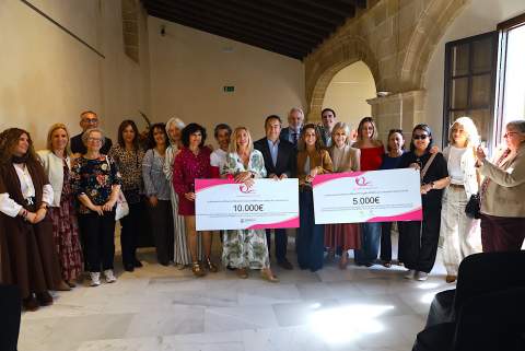 AMMA entrega 15.000 euros para la investigaci&oacute;n contra el c&aacute;ncer de mama y la leucemia infantil