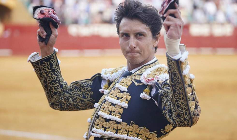 Roca Rey desata la locura en Jerez y sale por la Puerta Grande tras un fest&iacute;n de mando y valor