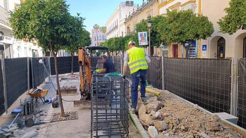El Ayuntamiento de Jerez inicia las obras de cimentaci&oacute;n para el entoldado en la calle Larga