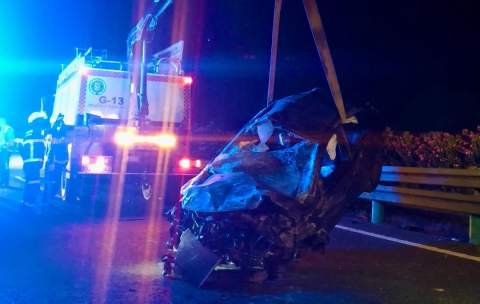 Bomberos de Arcos y Jerez rescatan de madrugada a una conductora atrapada tras volcar su coche en la A-382