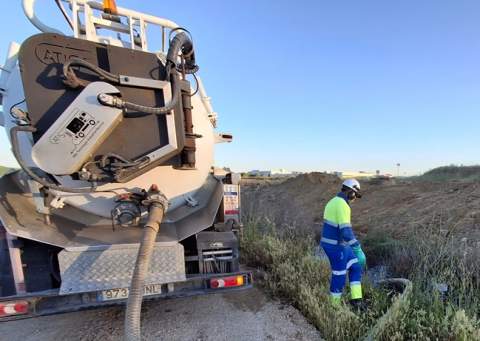 El colapso de un gran colector junto a Luz Shopping provoca un vertido de aguas residuales y obliga a una obra de urgencia