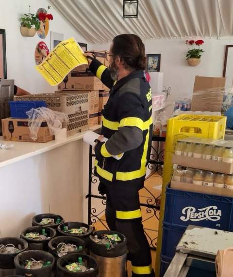 Los bomberos revisan las 175 casetas del Real para garantizar una Feria del Caballo segura