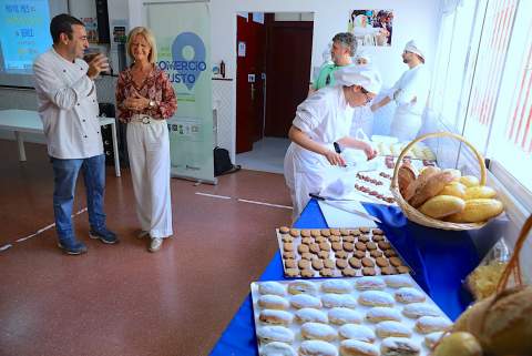 El Distrito Sur de Jerez une gastronom&iacute;a y comercio justo en un encuentro vecinal con el IES Asta Regia
