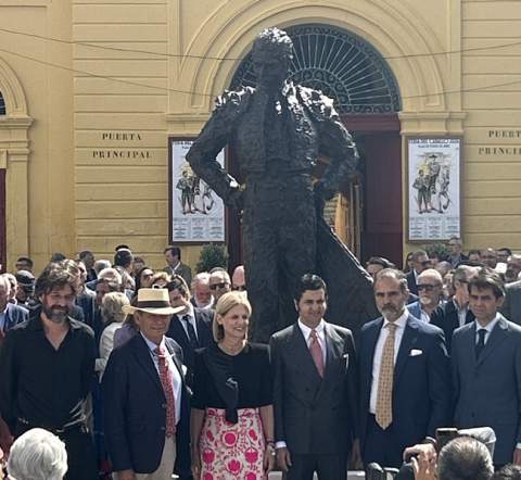 Jerez salda su deuda con el arte eterno de Rafael de Paula inaugurando su monumento en la Puerta Grande