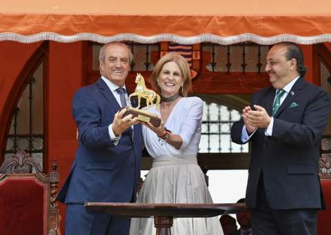 Jerez entrega el Caballo de Oro a las Carreras de Sanl&uacute;car en un emotivo acto que estrecha los lazos de ambas ciudades