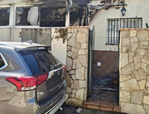 El incendio de un coche el&eacute;ctrico en el patio de una vivienda en Jerez causa graves da&ntilde;os en todo el inmueble