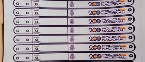 La Polic&iacute;a Nacional reparte pulseras identificativas gratuitas para evitar la p&eacute;rdida de menores en el Real