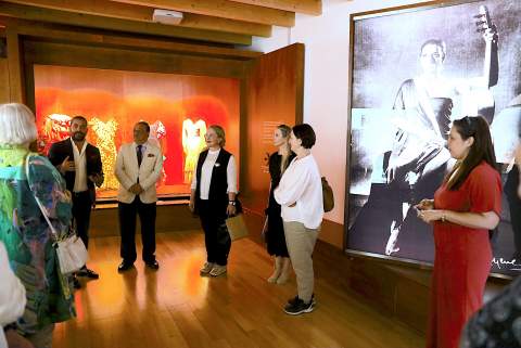 La delegaci&oacute;n de embajadores de la UE se sumerge en las ra&iacute;ces de Jerez con visitas al flamenco artesanal y al Museo Lola Flores