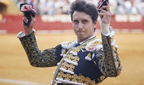 Roca Rey desata la locura en Jerez y sale por la Puerta Grande tras un fest&iacute;n de mando y valor