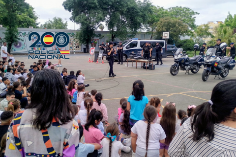 La Polic&iacute;a Nacional toma el CEIP Poeta Carlos &Aacute;lvarez para fomentar la convivencia escolar