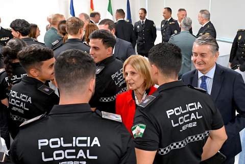 Jerez felicita de forma oficial a los cuatro agentes que controlaron el grave fuego en el &aacute;tico de la urbanizaci&oacute;n Olimpus