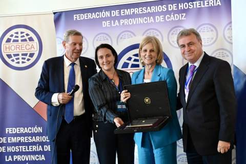 La hosteler&iacute;a de la provincia reconoce con la Medalla de Oro a la alcaldesa por la Capitalidad Gastron&oacute;mica
