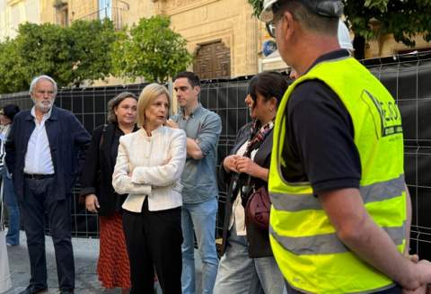 Garc&iacute;a-Pelayo supervisa las obras del nuevo sistema de entoldado en la calle Larga
