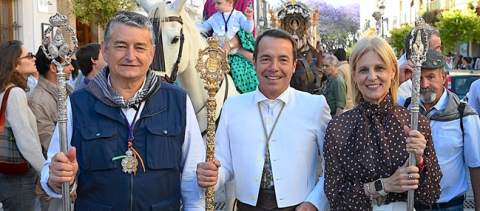 La alcaldesa y el consejero de Presidencia desean un buen camino a todos los rocieros en la salida de la Hermandad de Jerez