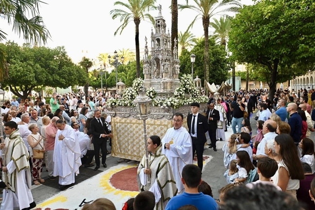 Jerez se rinde ante Jes&uacute;s Sacramentado en una brillante procesi&oacute;n del Corpus Christi