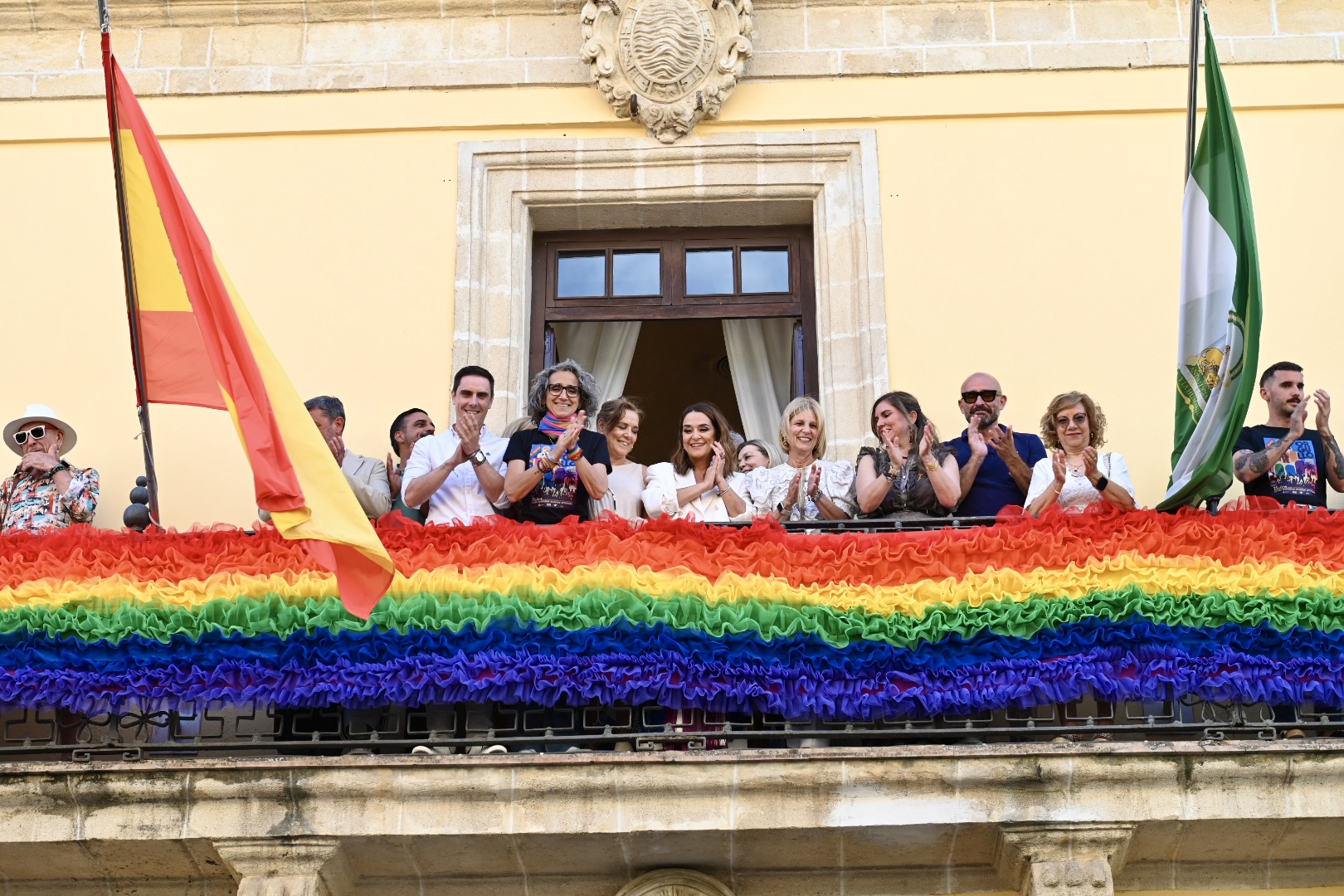 25 a&ntilde;os de lucha y orgullo: Jerez celebra su diversidad con una bandera monumental