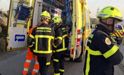 Intervenci&oacute;n de los bomberos en un accidente de tr&aacute;fico en la CA-3113