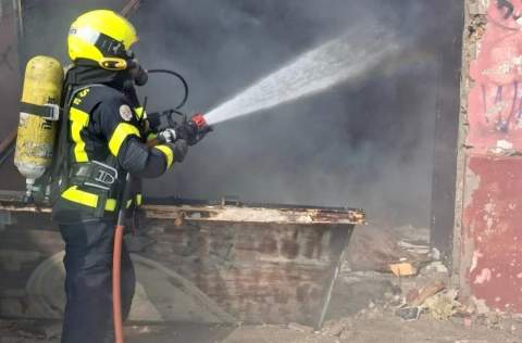 Los bomberos extinguen un incendio en un local abandonado de la calle Muro