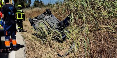 Un conductor resulta herido tras volcar por completo su coche en la carretera CA-4103 en Jerez
