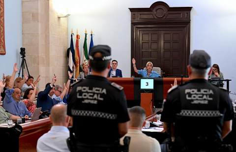 El Pleno de Jerez felicita de forma oficial a siete polic&iacute;as locales por su heroica intervenci&oacute;n en el incendio de la calle Ton&aacute;