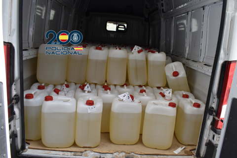 Detenido en Jerez un conductor con 3.330 litros de combustible en una furgoneta destinada al 'petaqueo'