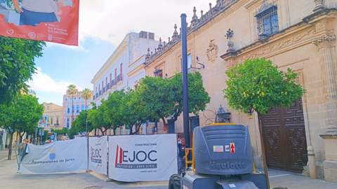 La instalaci&oacute;n de las estructuras para los toldos de la calle Larga encara su recta final