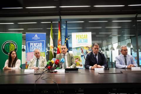 La Junta lanza la campa&ntilde;a 'Pensar antes de saltar' para concienciar a los j&oacute;venes contra las zambullidas imprudentes