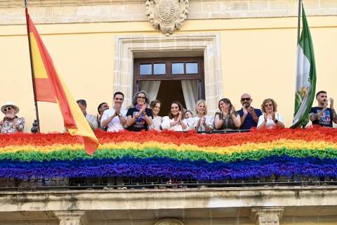 25 a&ntilde;os de lucha y orgullo: Jerez celebra su diversidad con una bandera monumental