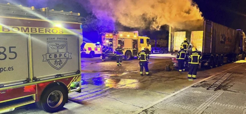 Los Bomberos de Jerez sofocan un complejo incendio de dos camiones junto al Corredor Sur