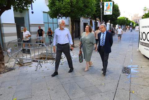 La calle Larga instala su nuevo sistema de sombra: un impulso estrat&eacute;gico para el comercio y el turismo de Jerez