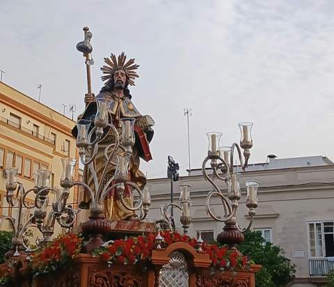 El barrio de Santiago vive su gran procesi&oacute;n estival
