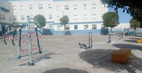 El Ayuntamiento de Jerez instala un parque biosaludable en la barriada de La Asunci&oacute;n dentro de un plan de mejora urbana