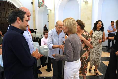 El pleno respalda nombrar Hijo Adoptivo a Juan Luis Bret&oacute;n por sus cuatro d&eacute;cadas de entrega al sector del vino
