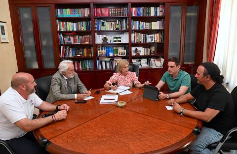 El Ayuntamiento de Jerez ratifica su apoyo al taxi y al autob&uacute;s urbano frente al desembarco de los VTC