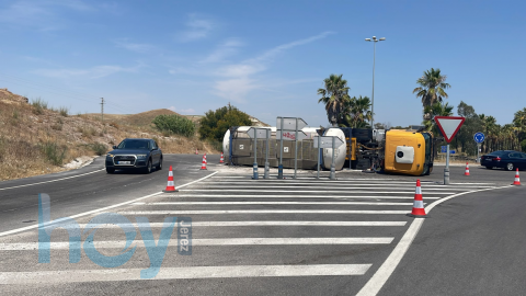 Un cami&oacute;n cargado de productos qu&iacute;micos vuelca en la rotonda de la Cartuja en Jerez