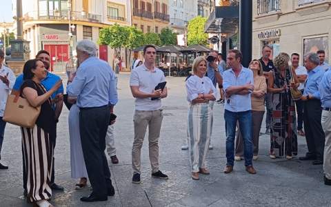 Garc&iacute;a-Pelayo salda una deuda hist&oacute;rica con Jerez tras la colocaci&oacute;n de los toldos de la calle Larga