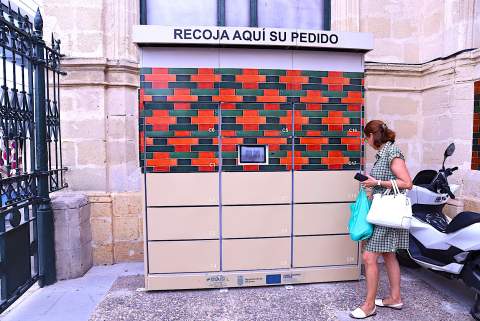 El Mercado Central de Abastos estrena un servicio gratuito de 'Taquillas Refrigeradas Inteligentes' para compras de tarde